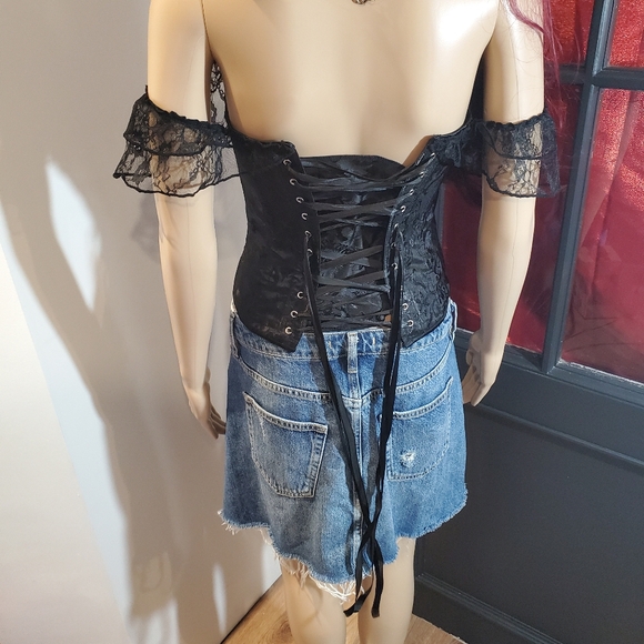 Gothic Corset With Frilled Lace Shoulder Straps - Picture 5 of 7